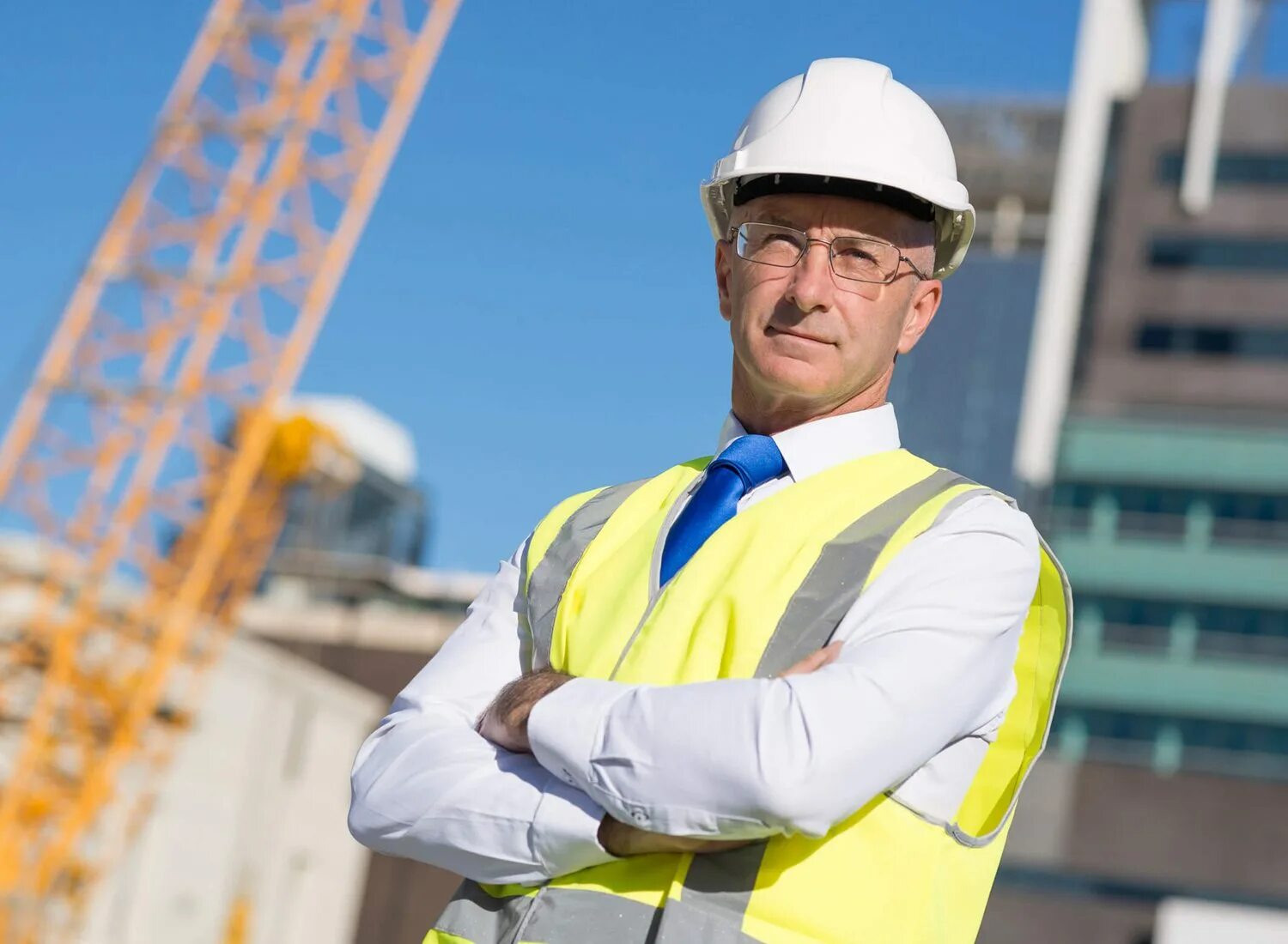 Инженер на стройке. Бизнесмен инженер. Архитектор в каске. Архитектор строитель. Инженер.