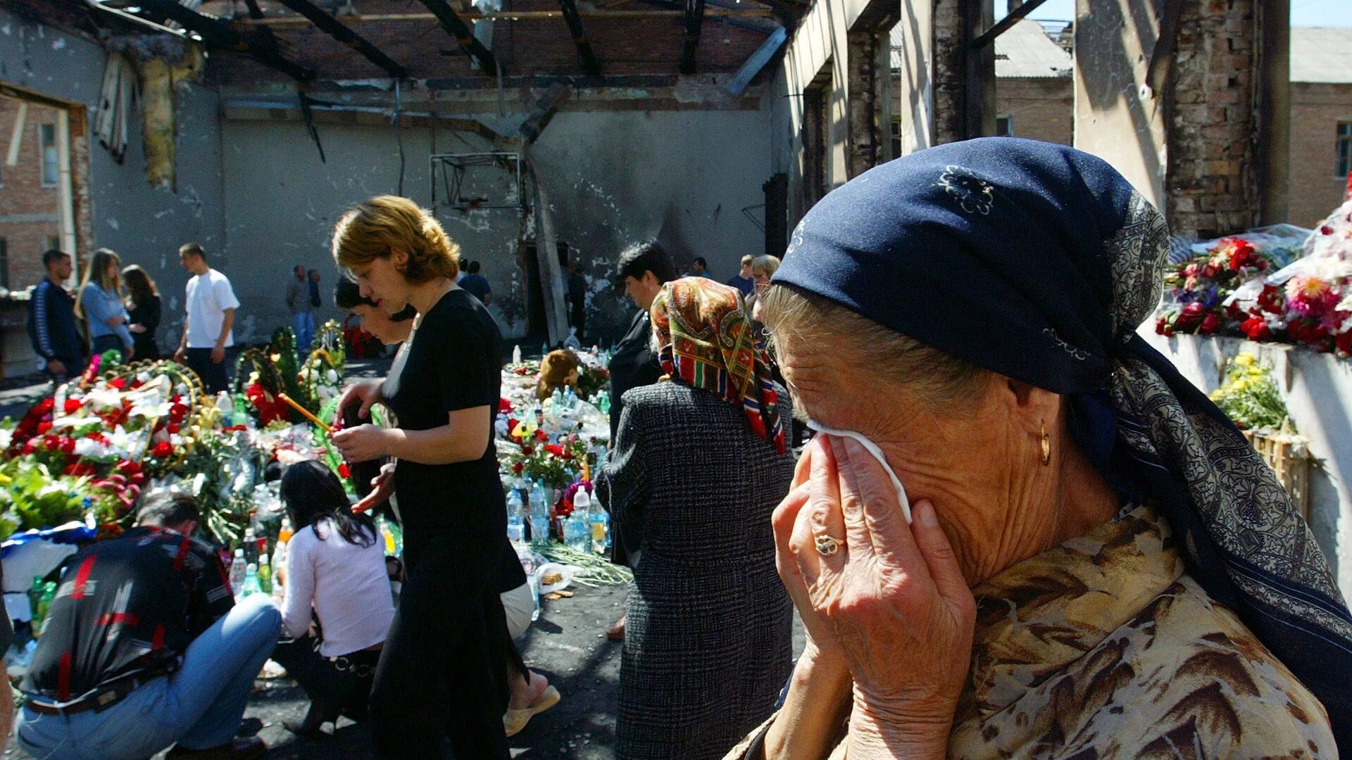 Последние события теракта. Беслан теракт 2004 боевики. Беслан школа 1 сентября.