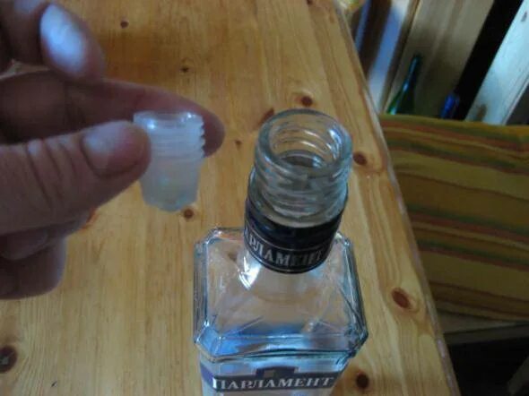Как снять дозатор с бутылки. Вытащить дозатор из бутылки. Как вытащить дозатор из бутылки. Дозатор с шариком на бутылке. Извлекается пробка из бутылки.