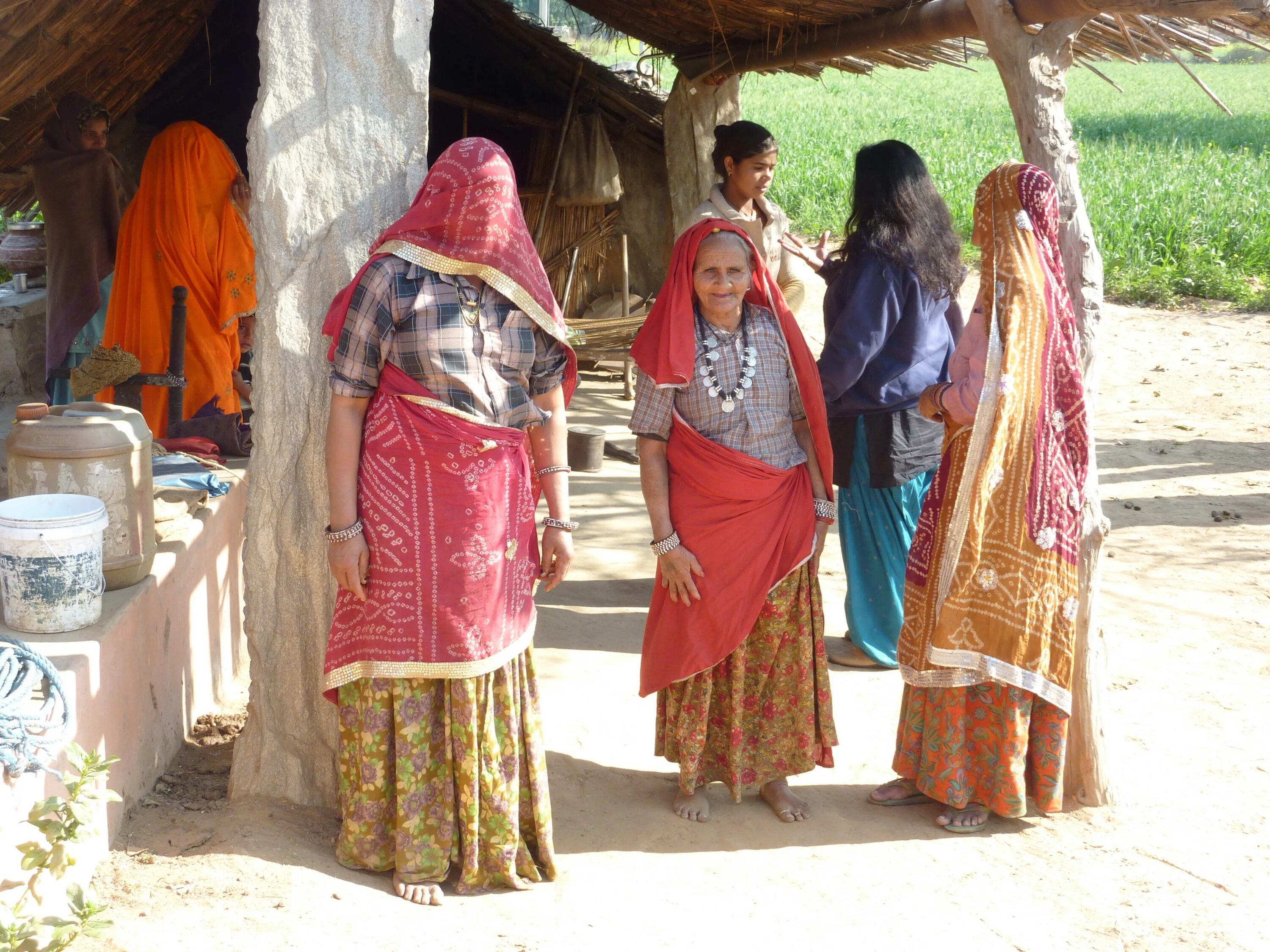 Village women. Деревня Сундер Индия. Раджастан Индия. Раджастан Индия одежда женские. Индийская провинция деревня.