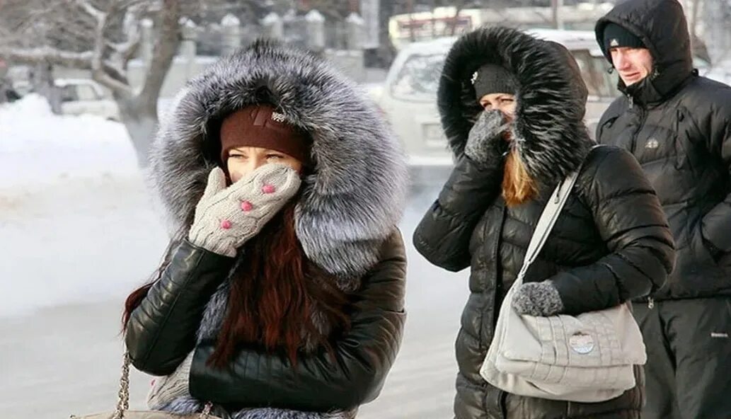 Люди зимой. Сильный Мороз на улице. Люди в зимней одежде. Человек на морозе.