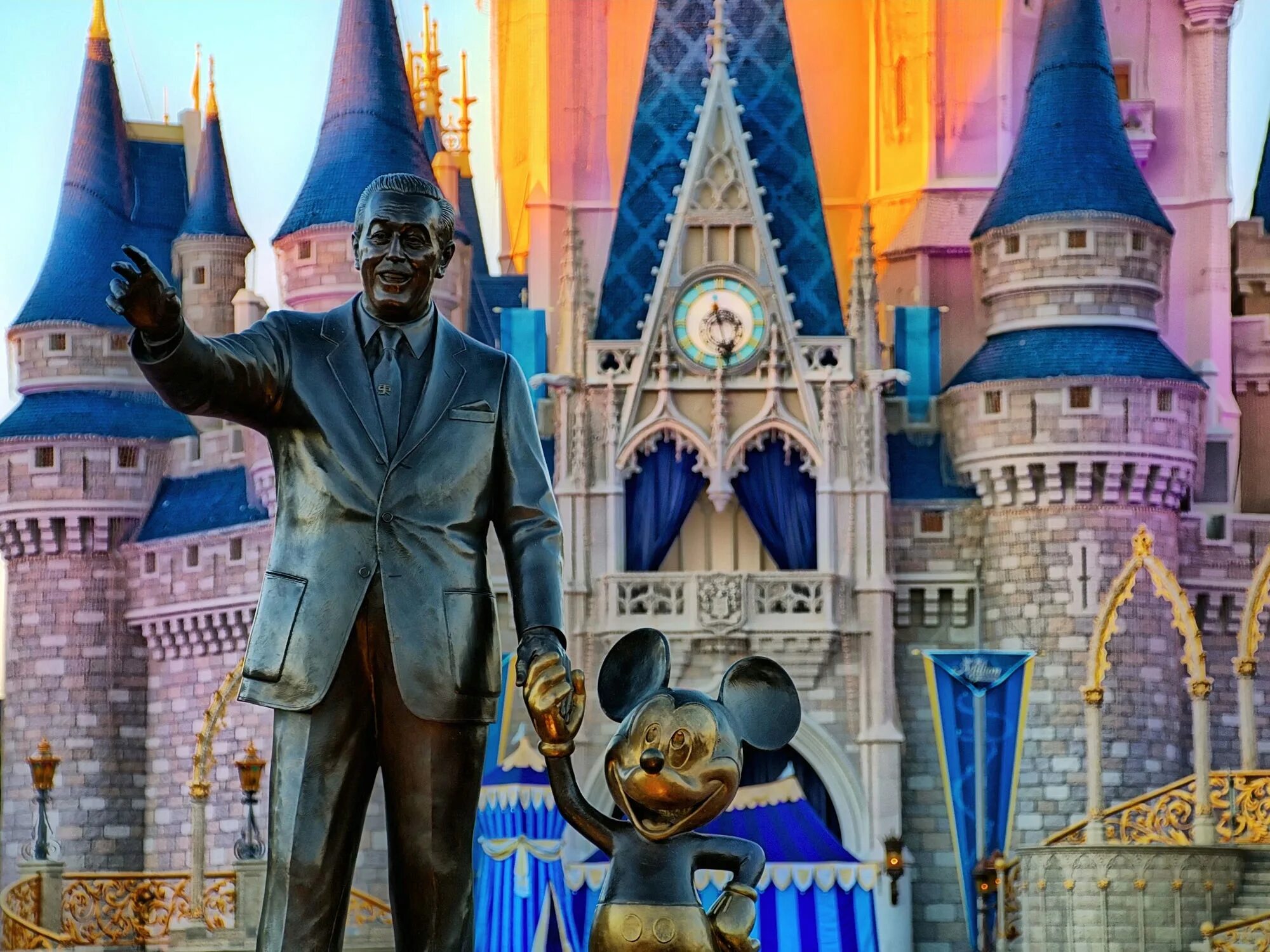 Дисней века. Walt Disney (Уолт Дисней). Уолт Дисней Диснейленд. Мир Уолта Диснея» (Walt Disney World) во Флориде. Диснейленд статуя Уолта Диснея.