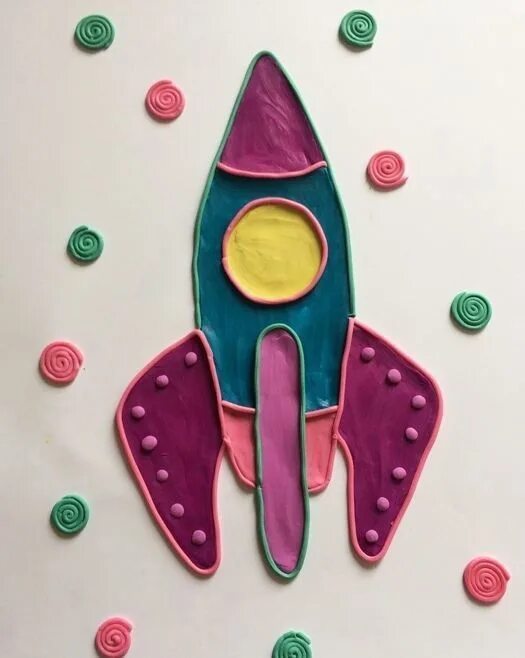 Пластилинография для детей ракета космос. Ракета в космосе пластилинография. Космические поделки для детского сада. Рисование пластилином ракета. Лепка ракета младшая группа
