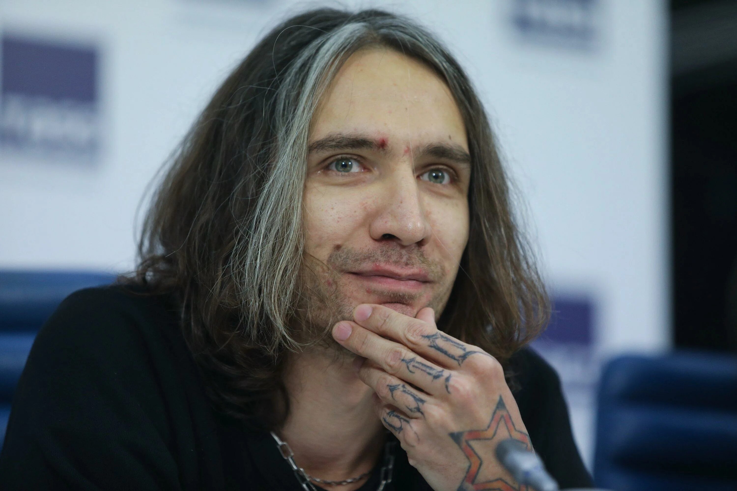 Сын виктора цоя фото. Сын музыканта. Александр башлачёв. Simon collins-laflamme. Сын музыканта.