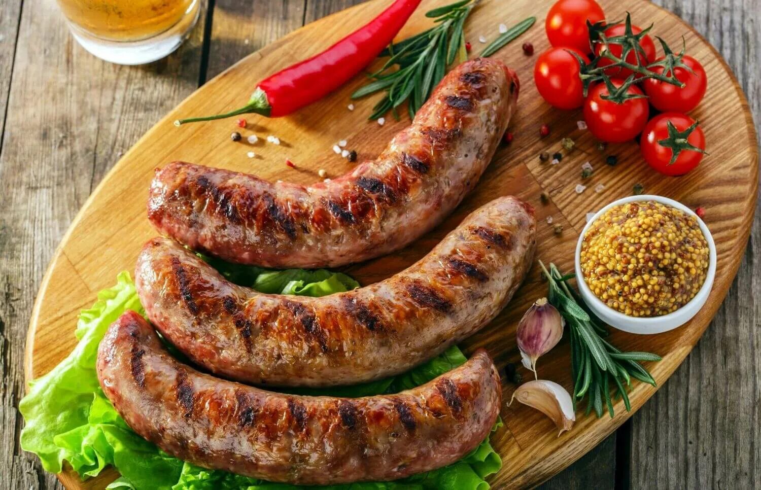 Купаты баварские. Колбаски барбекю. Сосиски чоризо гриль. Гриль колбаски купаты. Купаты чоризо.