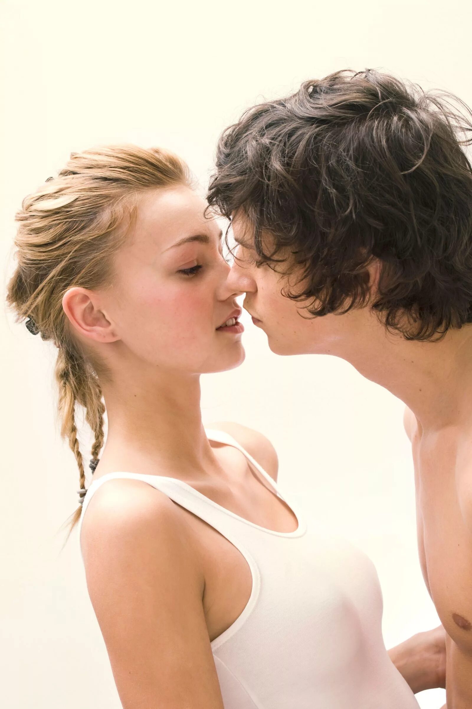 Pounding cute pomni. Kiss молодые. Первый поцелуй в 13. Поцелуй в 14 лет французский.