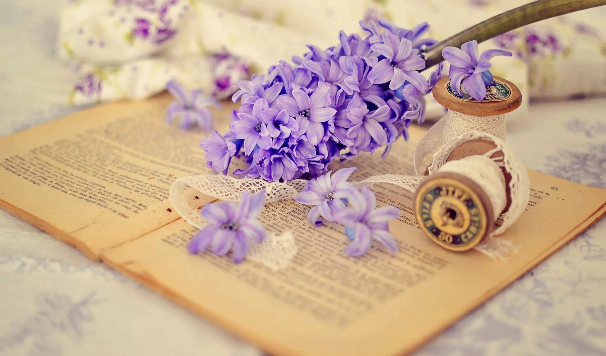 Life is a flower. Винтажные картинки на рабочий стол. Винтажные цветы. Обои на рабочий стол книги и цветы. Книга цветы.
