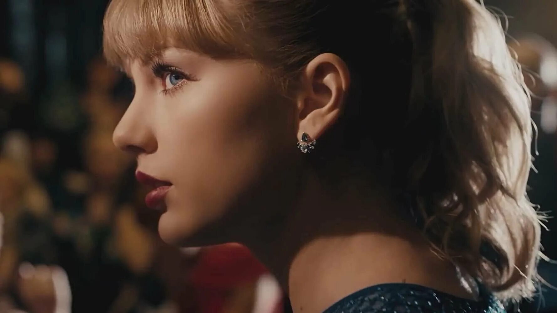 I look in peoples windows taylor. Тейлор свифт delicate. taylor swift delicate cover. delicate taylor swift текст.