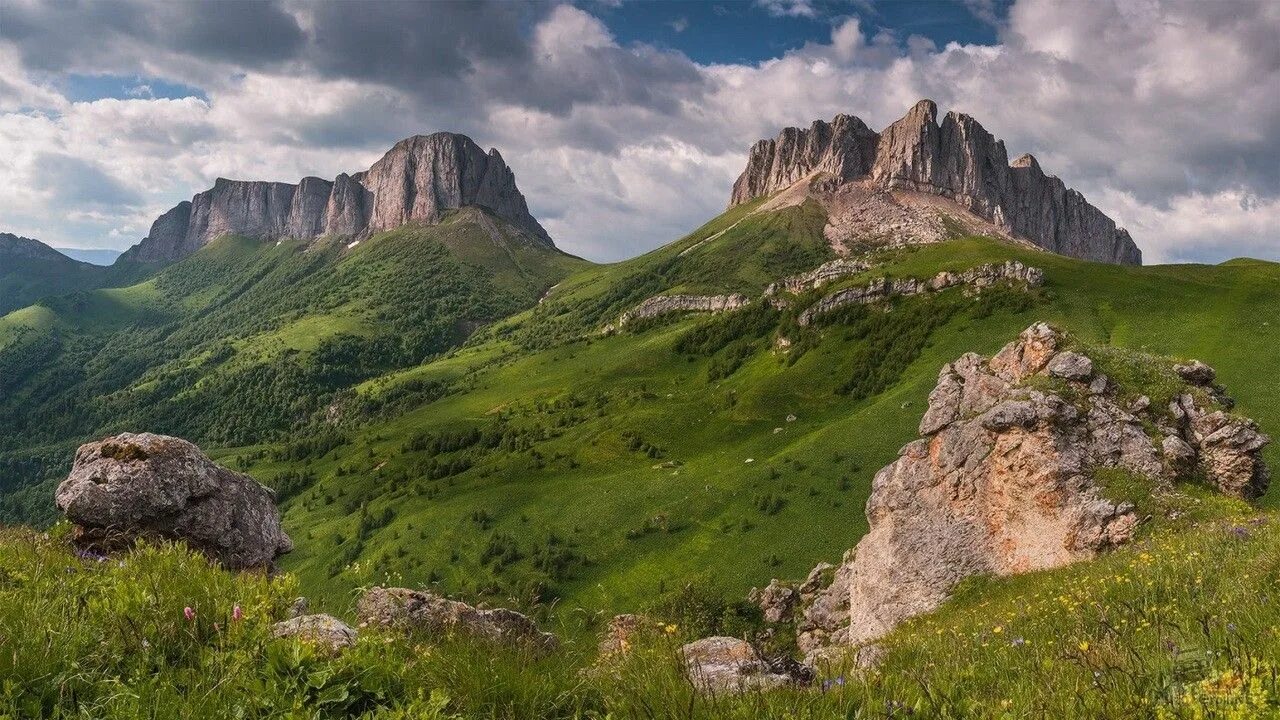 В каком искать краю. Гора Ачешбок чертовы ворота. Краснодарский край горы большой Тхач. Псебай гора чертовы ворота. Чёртовы ворота Мостовской район.