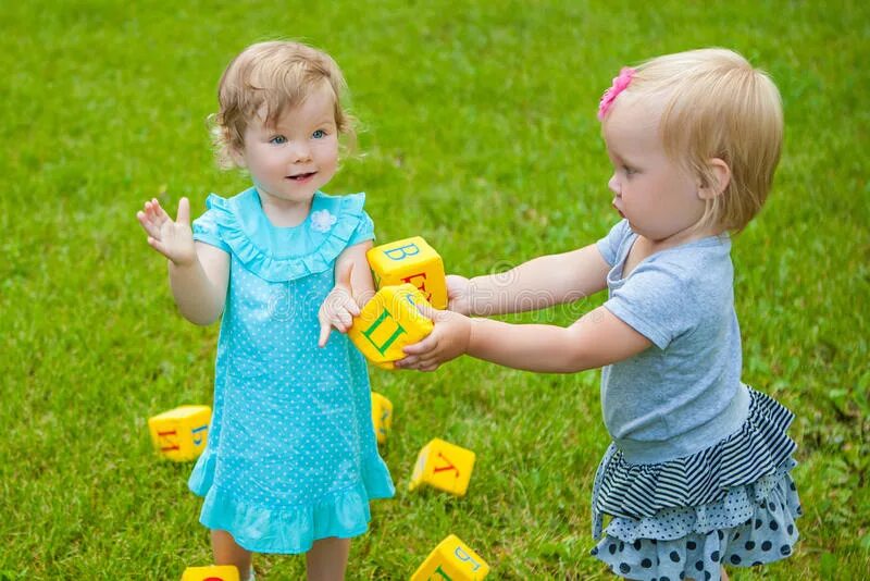 Ребенок 3х лет. Share toys. Дети в детском саду. Игрушки и игры для детей. Ребенок играет с трактором.