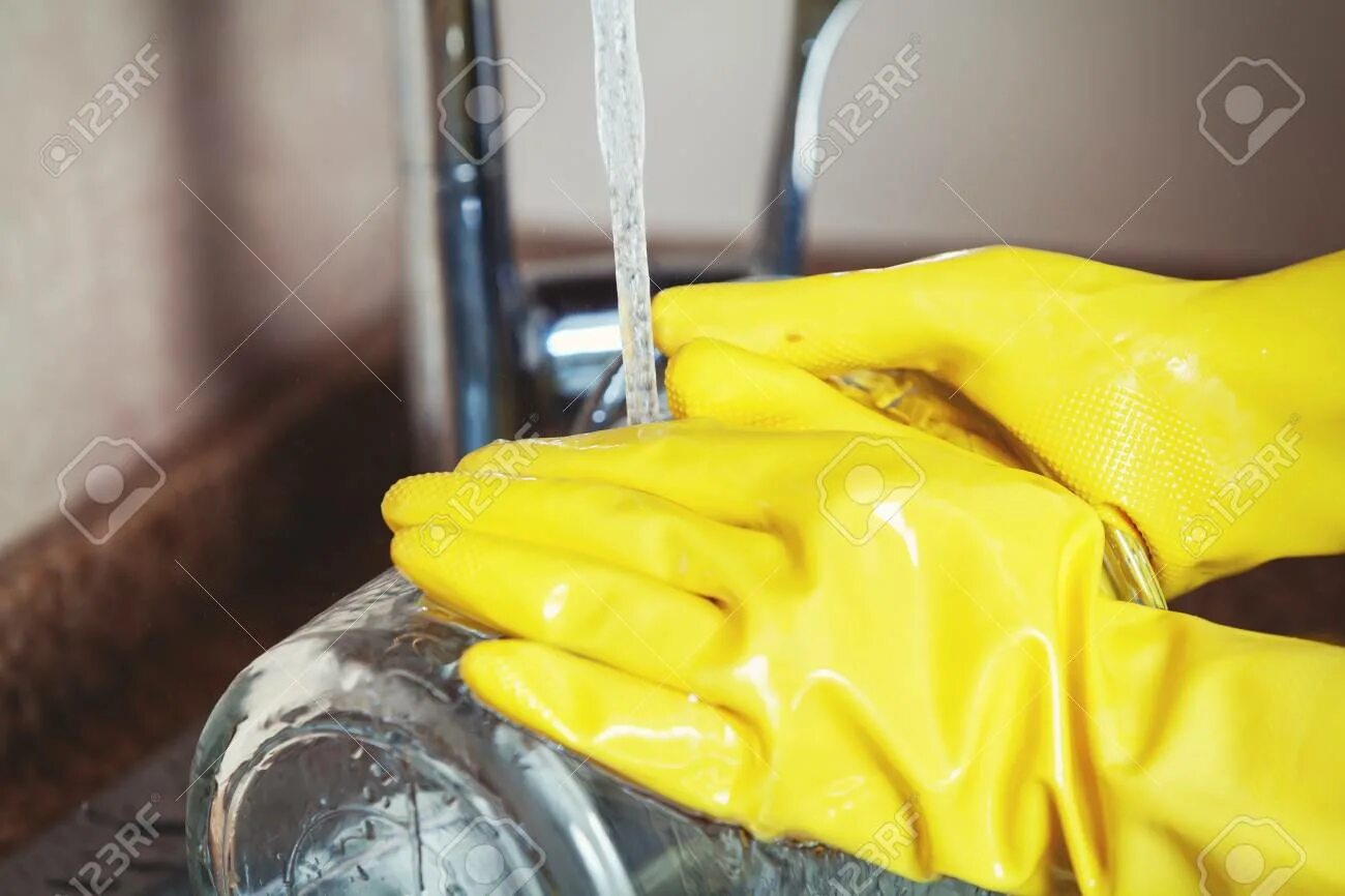 Руки в резиновых перчатках. Резиновая перчатка с водой. Руки в желтых перчатках. Перчатки для мойки автомобилей. Резиновые перчатки после использования