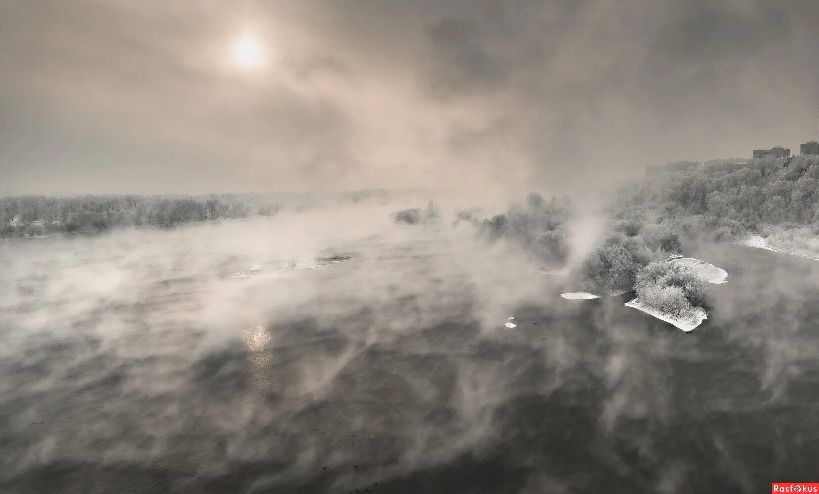 над краем суровым. снежный обрыв. река щугор республика коми. над краем суровым. метель на севере.