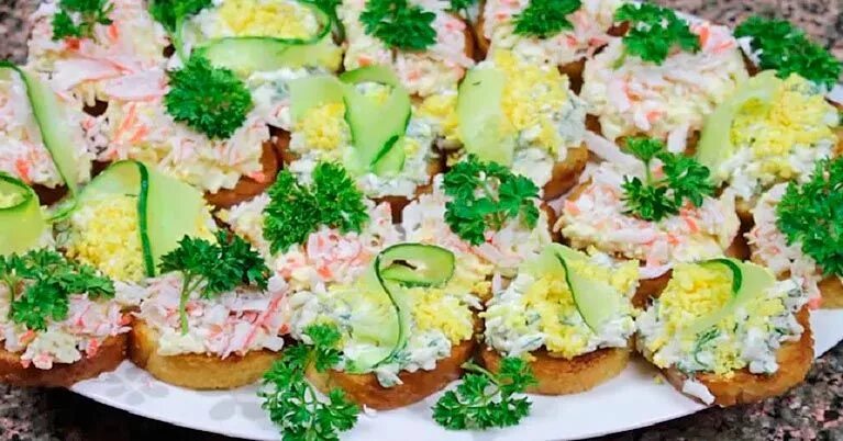 Гренки на праздничный стол. Гренки со шпротами и чесноком и помидорами. Гренки на праздничный стол. Батон для бутербродов. Гренки с сыром и зеленью.