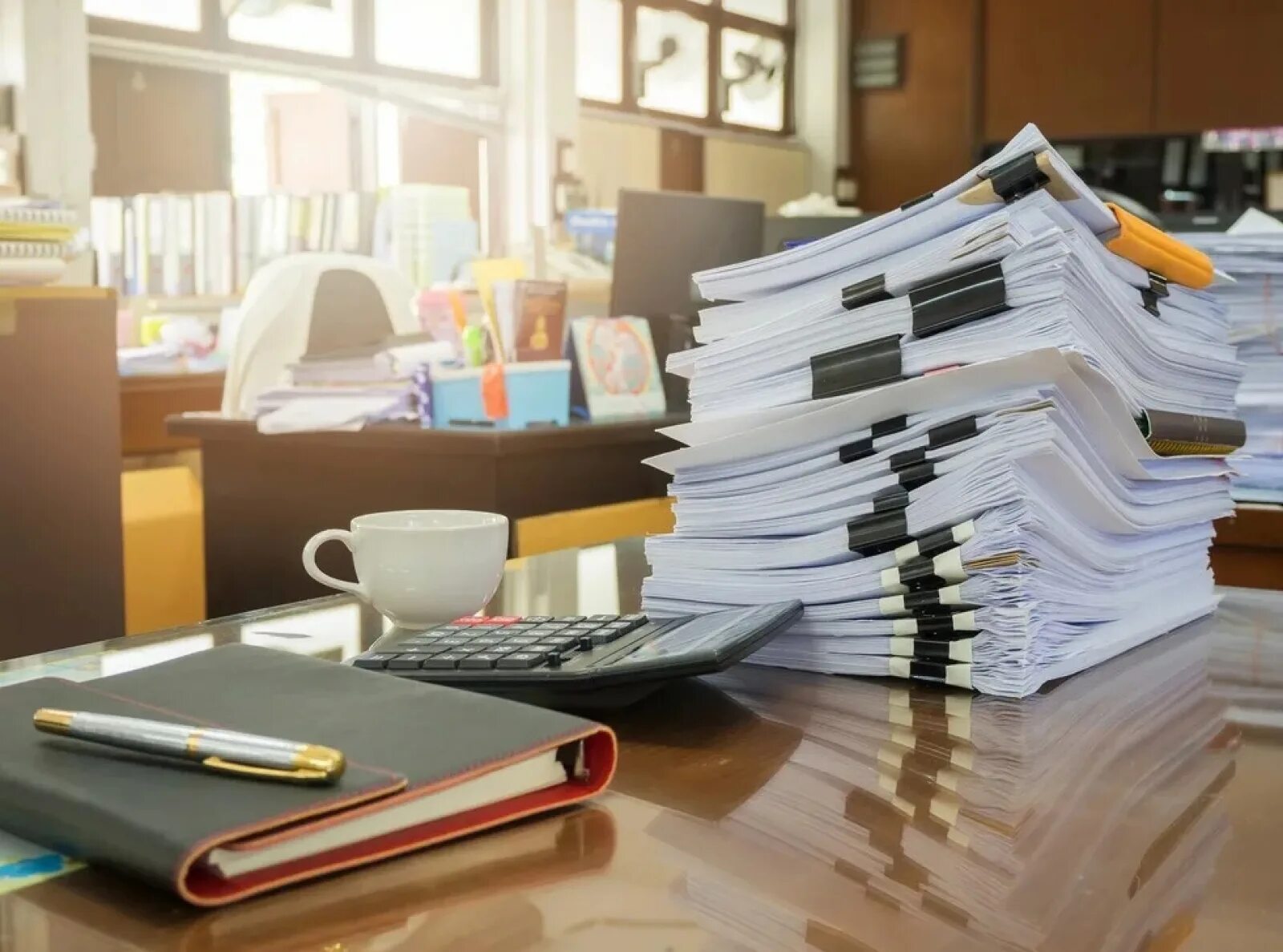 Бумаги на столе. Много бумаг на столе. Бумага для офиса. Стопка документов на столе в офисе.