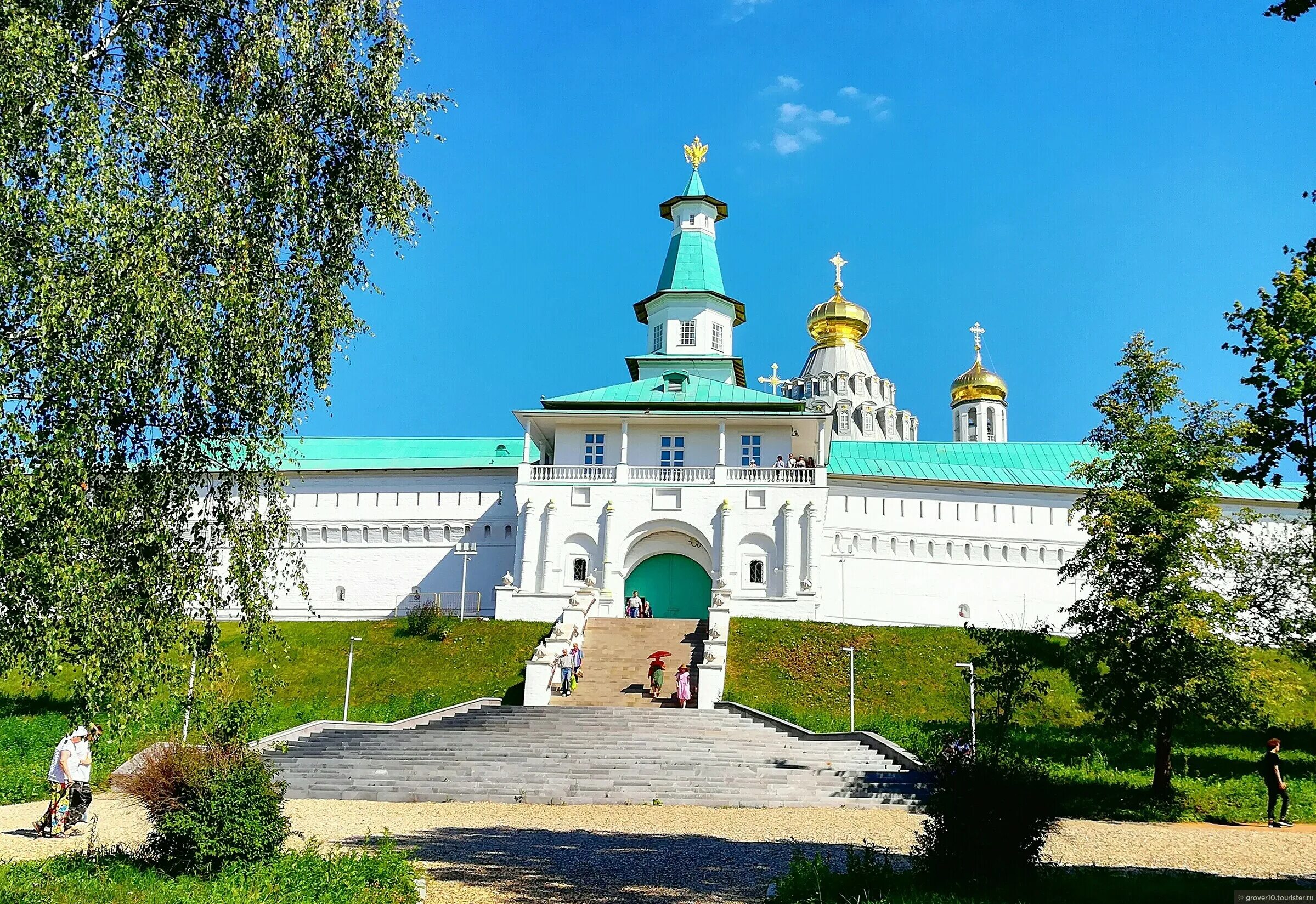 Самый главный монастырь. Звенигород Истра монастырь. Дзержинск Подмосковье монастырь. Монастырь Московская обл Топоркова. Муром, ворота у монастыря.