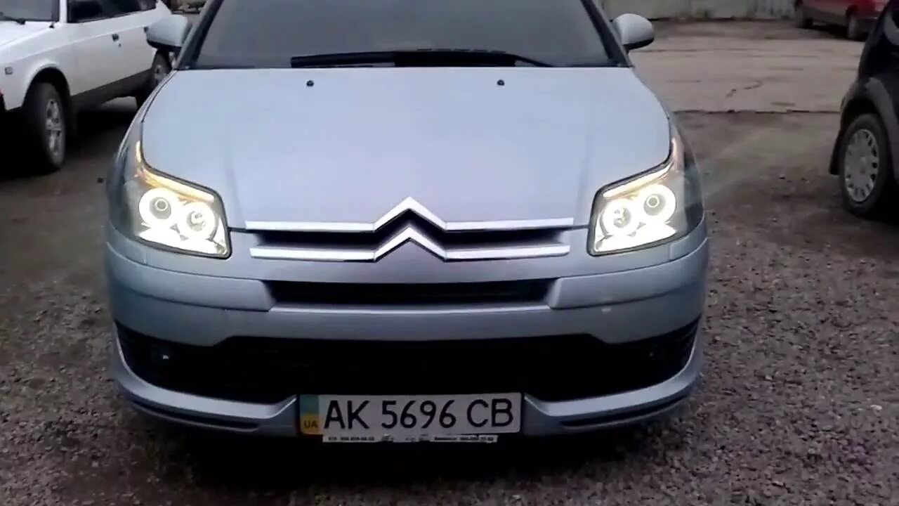 Фары ситроен с4 хэтчбек. Ангельские глазки Citroen c4. Фара Ситроен с4. Фары на Ситроен с4 ангельские глазки. Реснички на Ситроен с4 купе.