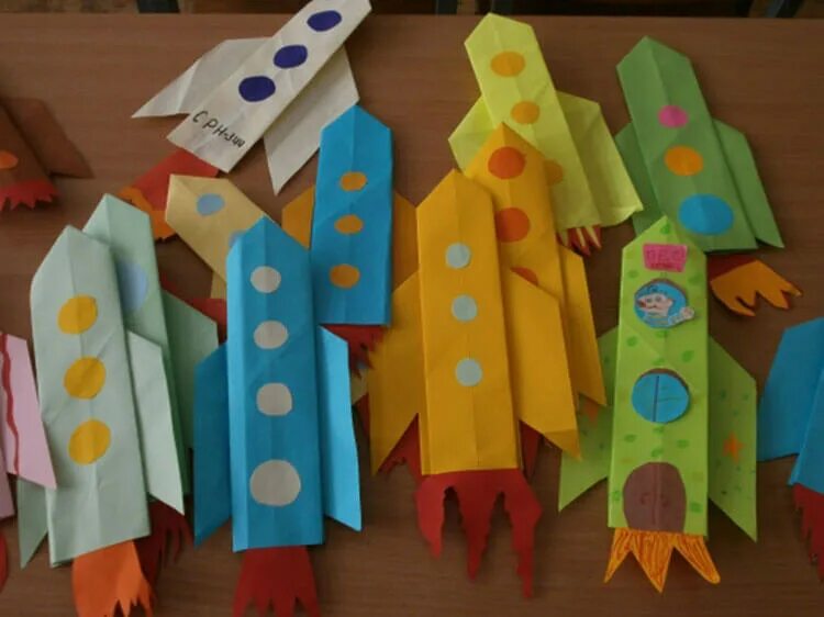 Оригами ко дню космонавтики в детском саду. Конструирование ракета. Конструирование из бумаги ракета. Конструирование ракета в старшей группе. Ракета поделка для детей.