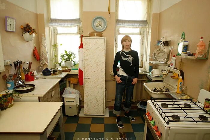 Сколько комнат в коммуналке. Комната в коммуналке. Кухня в коммуналке. Комната в коммуналке в Москве. Комната с кухней в коммунальной квартире.