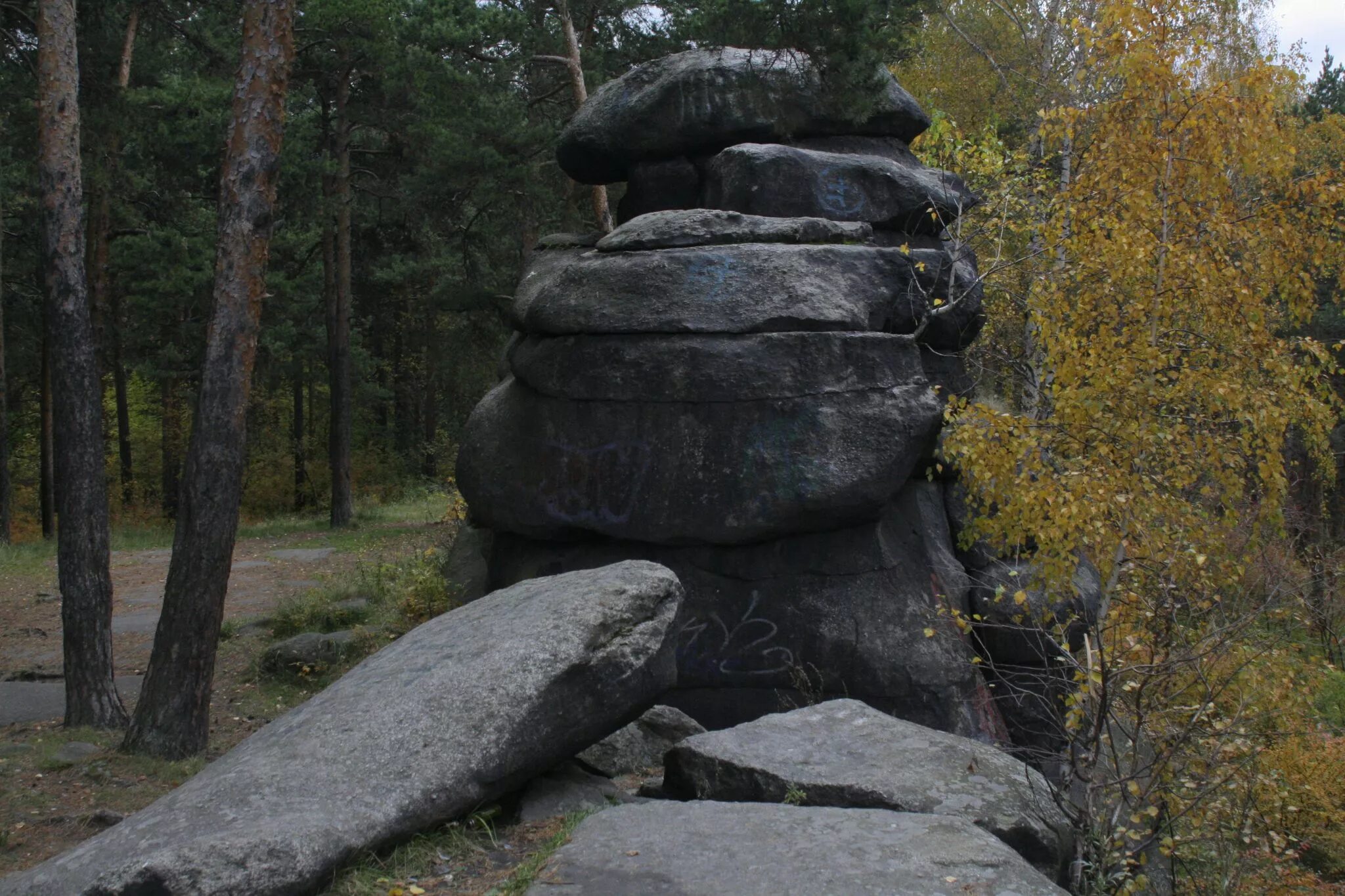 Шарташские каменные палатки озеро. Шарташские каменные палатки Екатеринбург. Екатеринбург каменные палатки Шарташ дольмены. Шарташские каменные палатки чаша. Каменные палатки купить