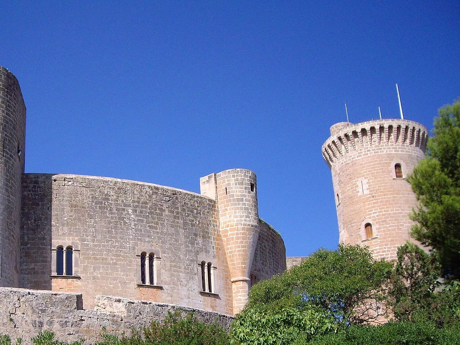 Бастион замки. Замок Бельвер Испания. Кастильо де Бельвер. Замок Бельвер Пальма. Крепость Капдепера.