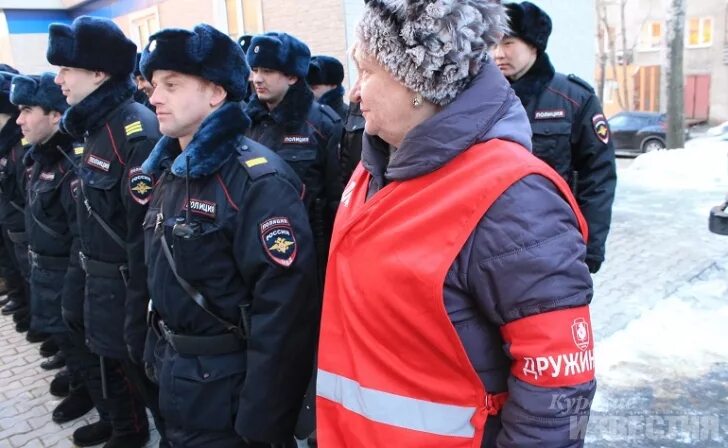 Дружинник надеялся на соседей как слева. Форма народной дружины. дружина полиции. форма народного дружинника. днд полиция.