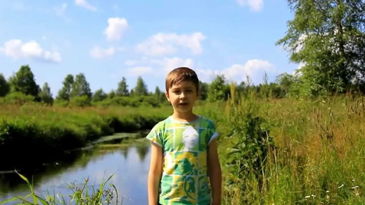 Песня обелиск над рекою. Мальчик в реке стоит.