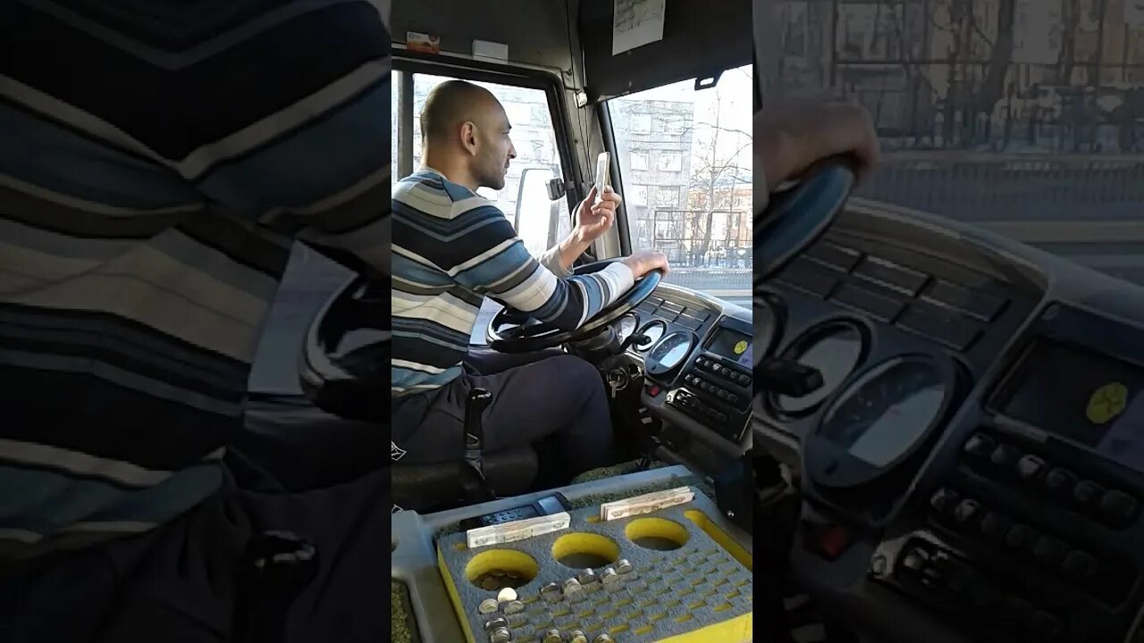 Водитель автобуса. Водитель автобуса код. Водитель автобуса в автобусе. Шофер автобуса. Водитель общественного транспорта.