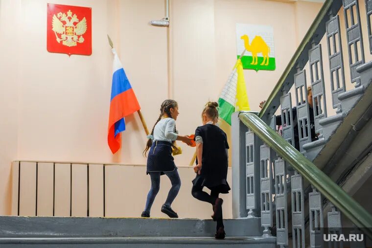 Как поднимают флаг в школах. Флаг школы. флаг в школе поднимать. флагшток в школе.