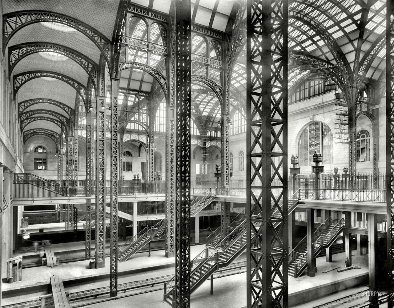 Архитектура начало 21 века. Пенсинвальский вокзал Нью Йорк. Пенсильванский вокзал в Нью-Йорке 1910. Вокзал Пенн Стейшн. Старый пенсильванский вокзал Нью-Йорка.