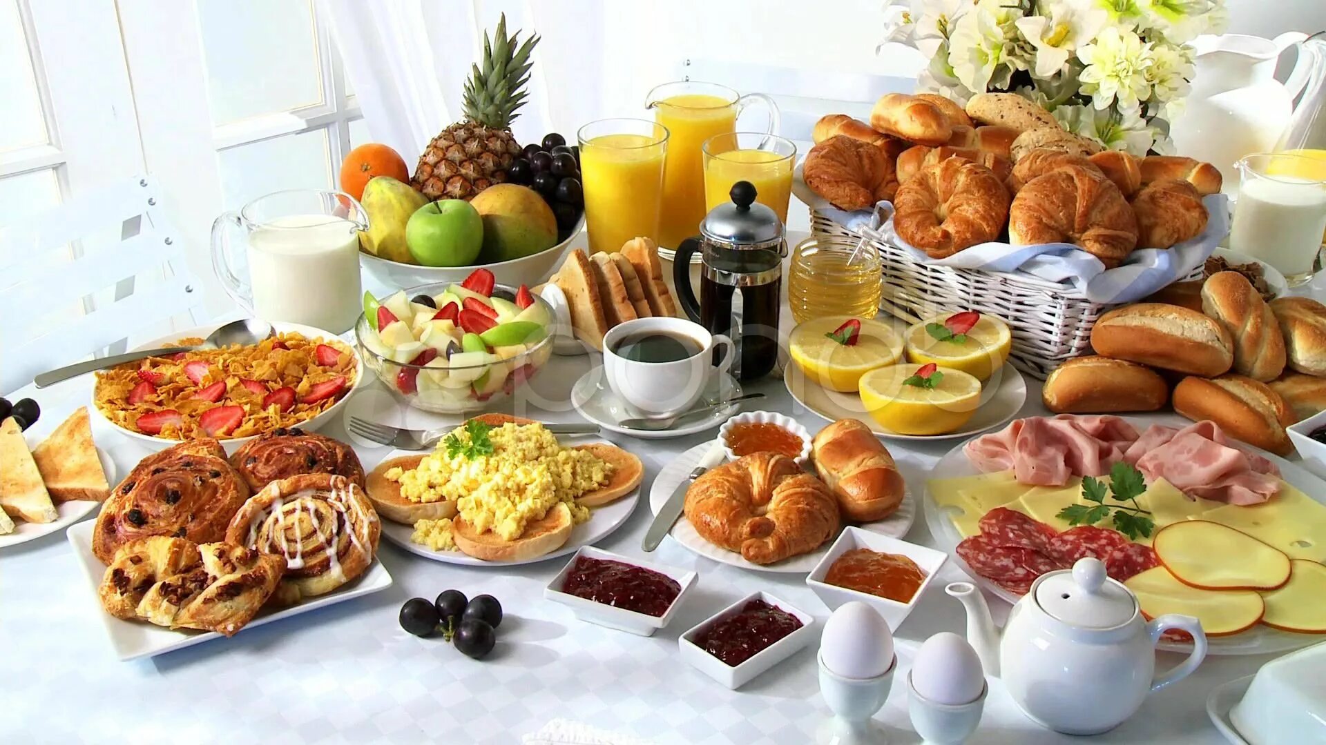 Много фуд. Завтрак на столе. Шикарный стол с едой. Много еды на столе. Большой стол с едой.
