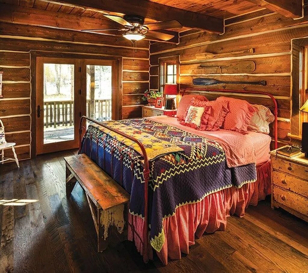 Деревенская комната. Спальня в деревне. Спальня в деревенском доме. Спальня в деревенском домике. Спальня в деревенском стиле в деревянном доме.