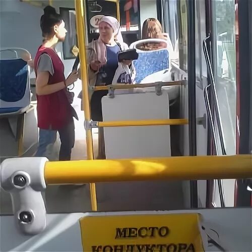 Кондукторы патп 2 казань. Форма кондуктора в автобусах. Кондуктор в автобусе казань. Кондуктор в автобусе. Кондуктор в автобусе казань.