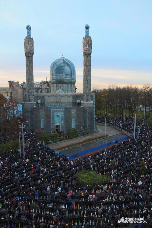 Ураза питер. Соборная мечеть Санкт-Петербурга. Соборная мечеть на Горьковской Санкт-Петербург. Соборная мечеть Курбан байрам СПБ. Татарская мечеть в Санкт-Петербурге.