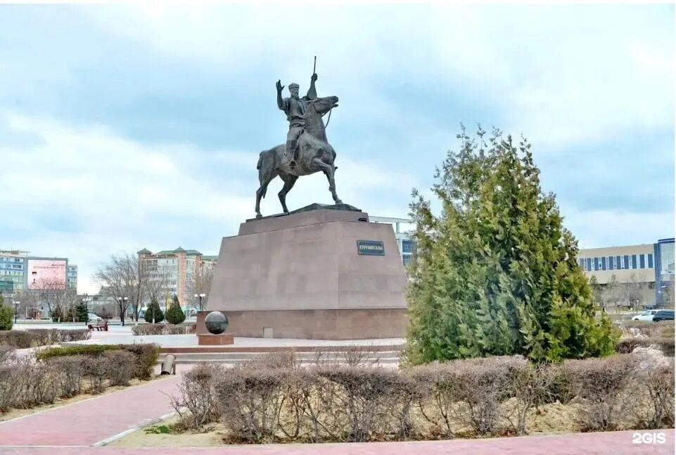 Курмангазы казахстан. Памятник+курмангазы+в+актау. памятник курмангазы атырау. памятники в актау. курмангазы город в казахстане.