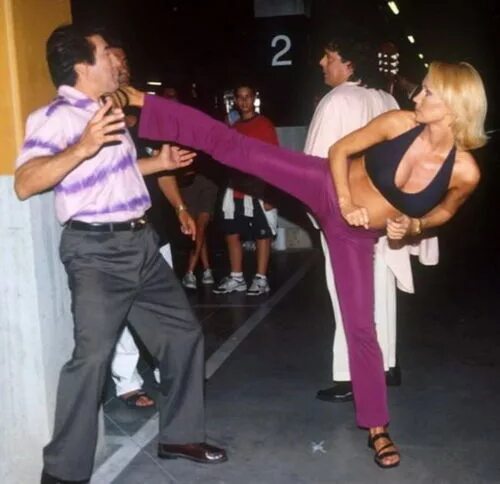 Пинок под зад. Мужчины бьют красивых женщин. Tough woman. Women high heels kick. Women high heels kick в фильмах.