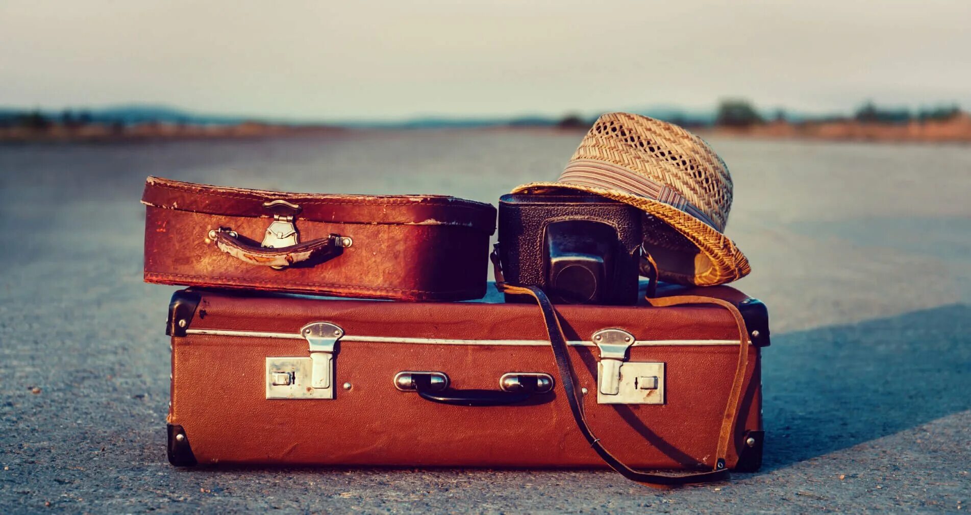 Музыка для путешествий без слов. Туристический чемодан. Чемодан красивый. Чемодан путешественника. Турист с чемоданом.