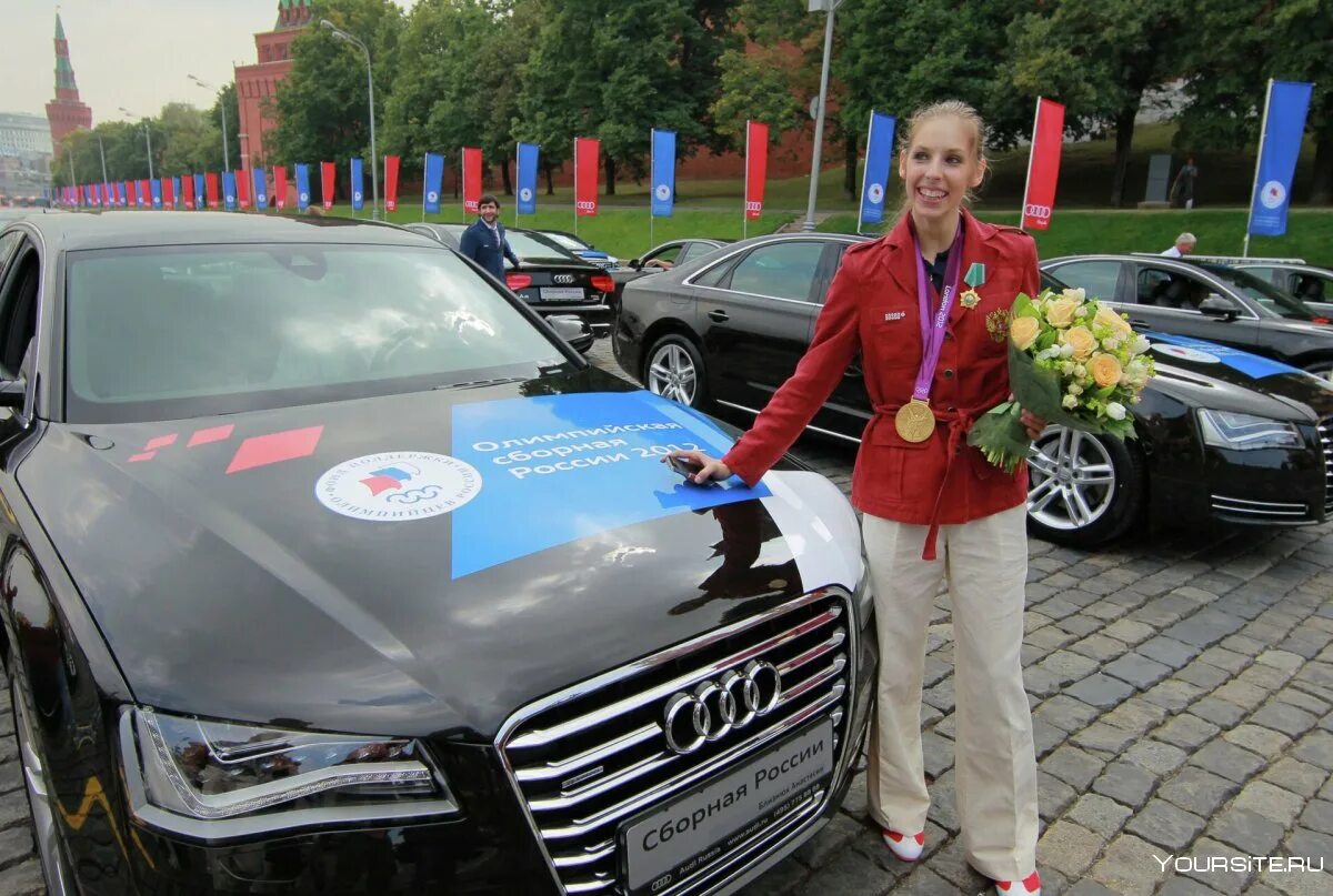 Машины для Олимпийских чемпионов. Машины олимпийцам 2012. Машины олимпийцам 2014. Награждение олимпийцев машинами.