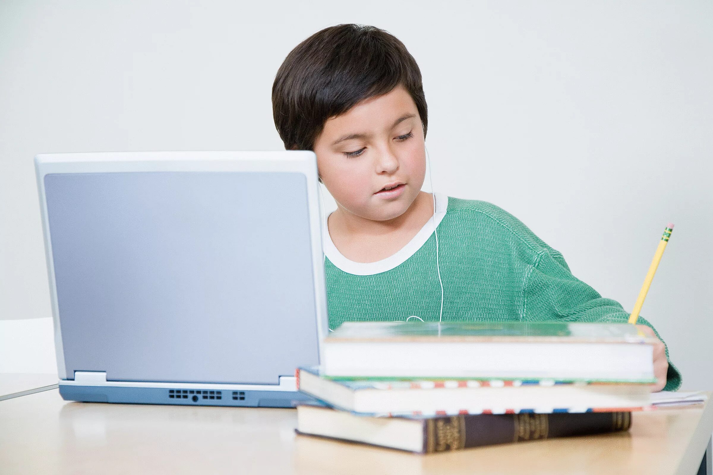 Компьютер для школьника. Ребенок за компьютером. Мальчик с компьютером. Школьник с ноутбуком.