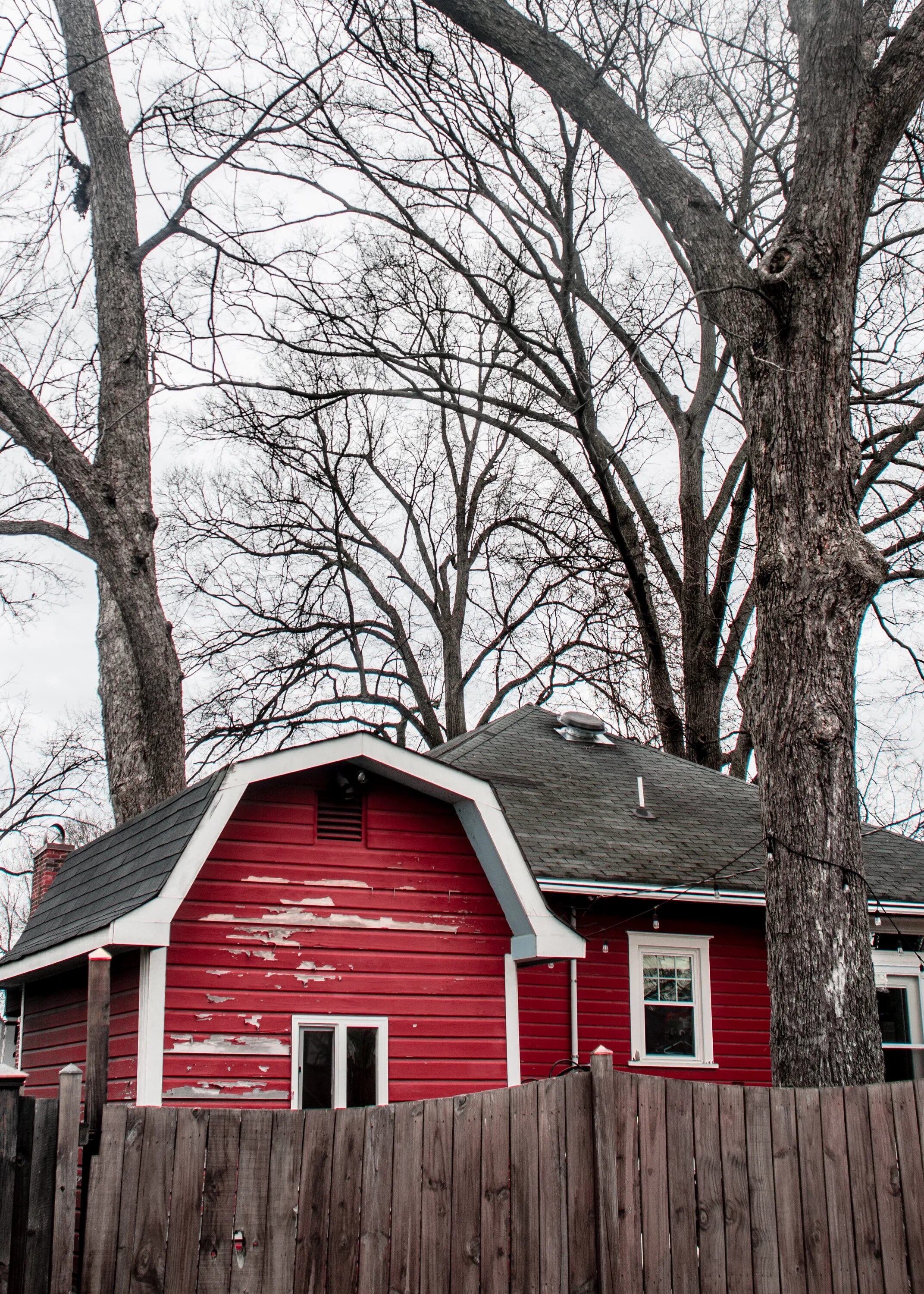 Домики красного цвета. Красный дом. Красный домик. Красный дачный домик. Красный деревянный дом.