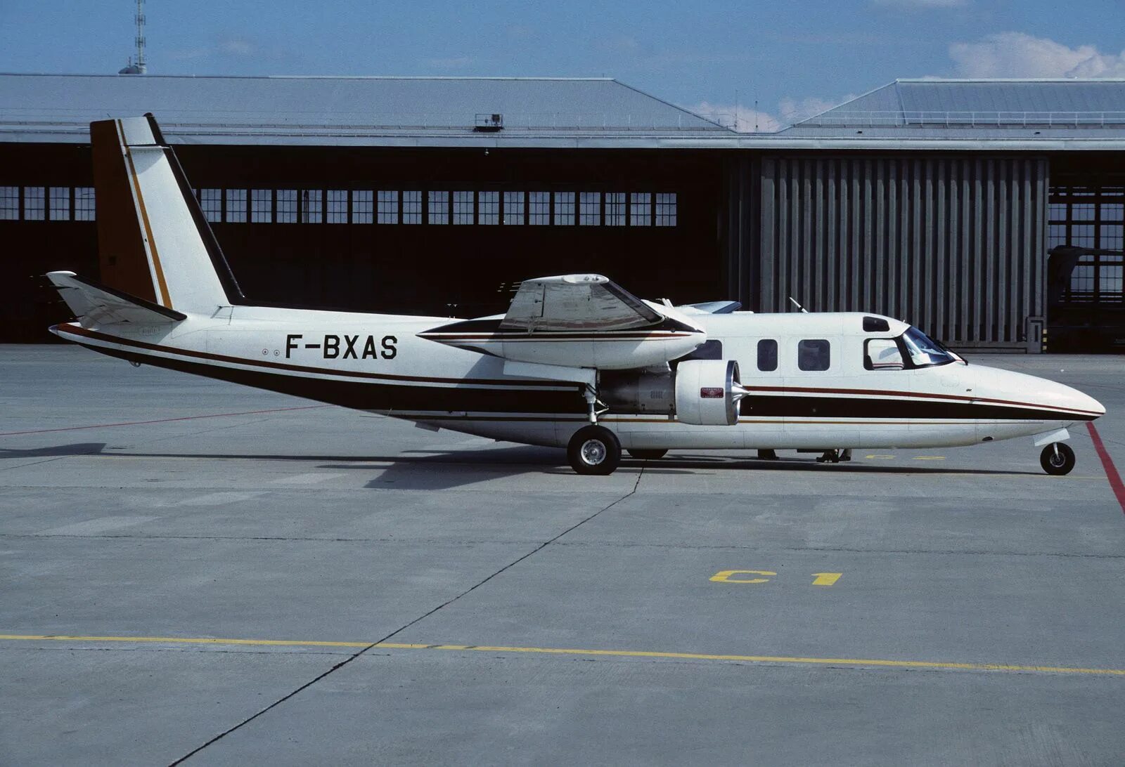 Turbo commander. Rockwell 690 turbo commander. aero commander 680v. aero commander 690. rockwell commander 680.