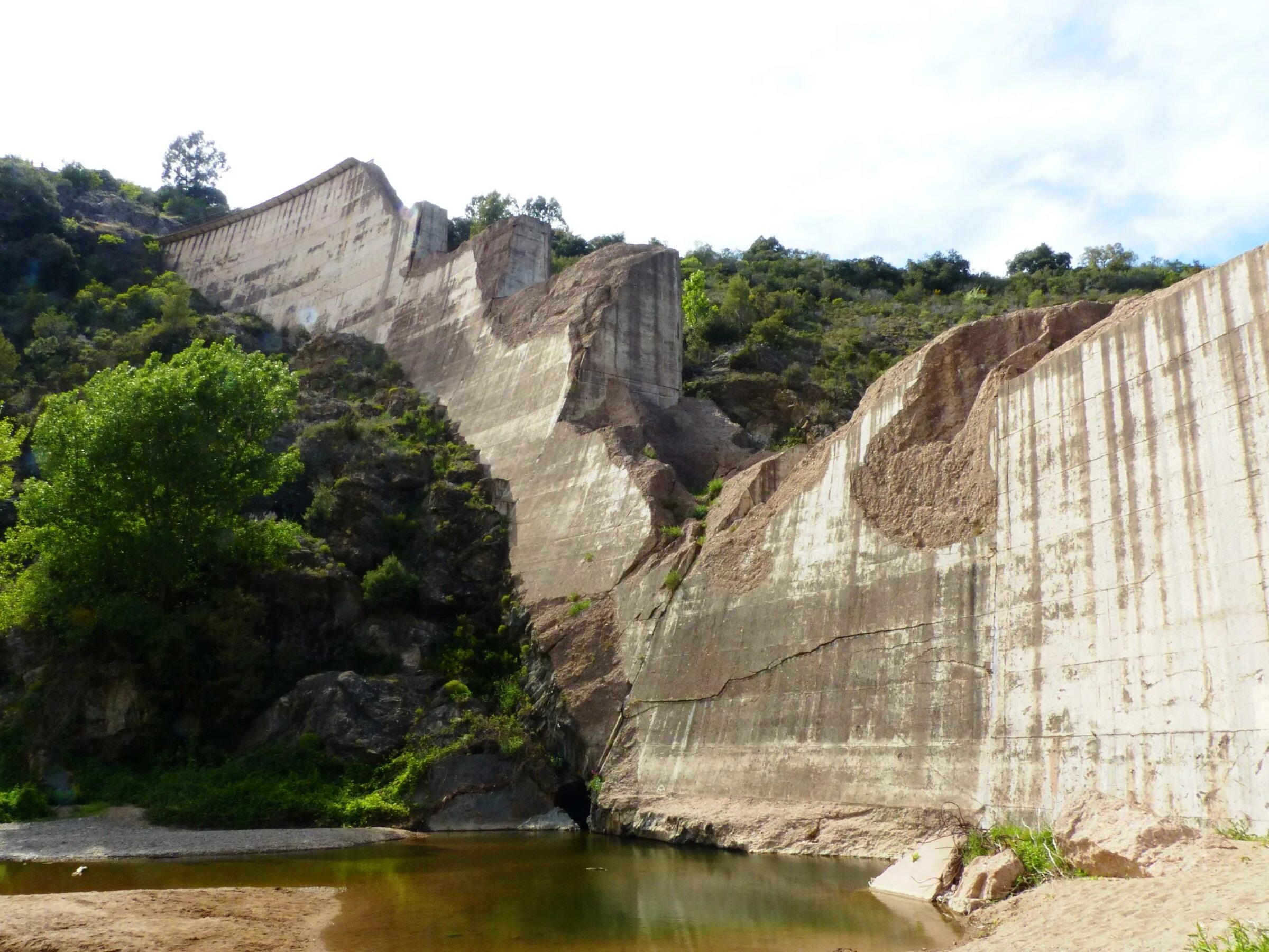 Затопляемая долина реки. Плотина Мальпассе. Прорыв плотины Мальпассе. Плотина Мальпассе катастрофа. Дамба Баньцяо.