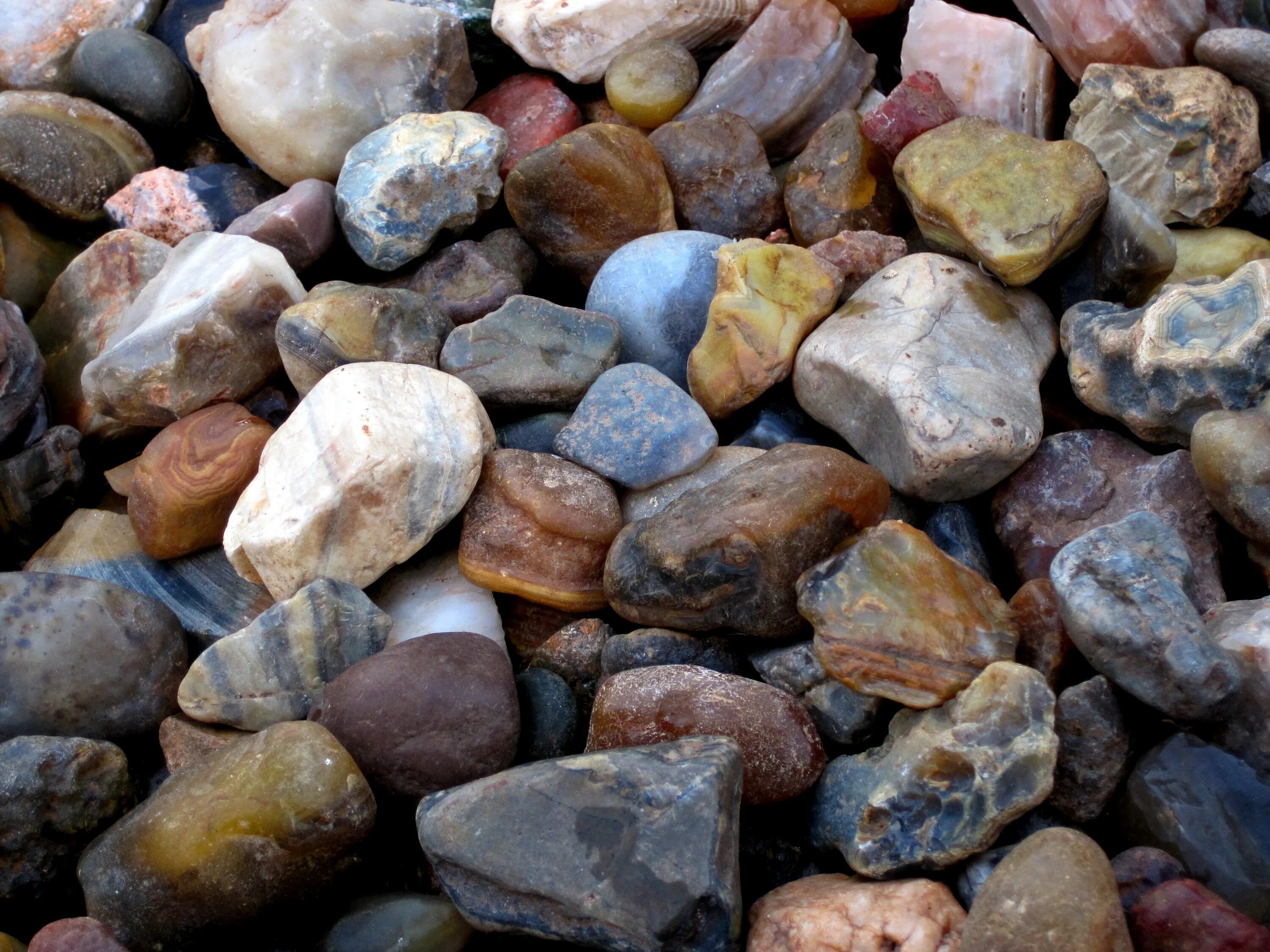 Разнообразие камней. Природный камень. Цветные камешки. Разные камушки. Речные камни.