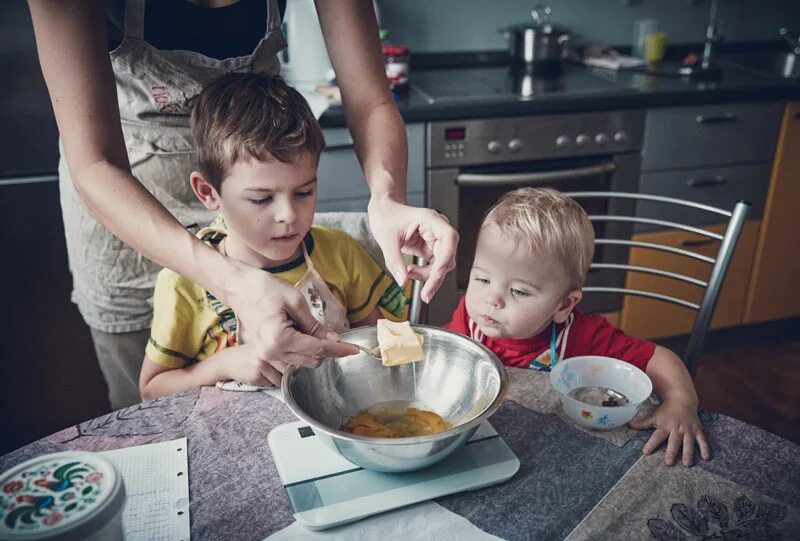 Как сделать вкусную маму. Мама с дочкой готовят. Мама с дочкой пекут пироги. Кухня для детей. Мама с дочкой готовят.