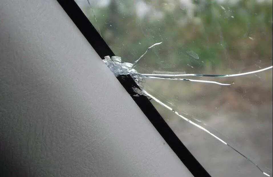 Трещина на лобовом стекле можно. Трещина на стекле. Трещина на лобовом. Трещина на стекле автомобиля. Скол лобового стекла.