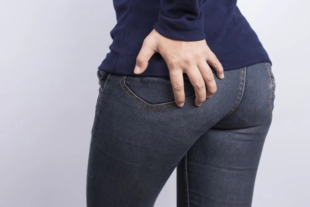 Почему потеют при ходьбе. Постоянное потение причины. Если человек сильно потеет. Гипергидроз причины. Гипергидроз причины у женщин.