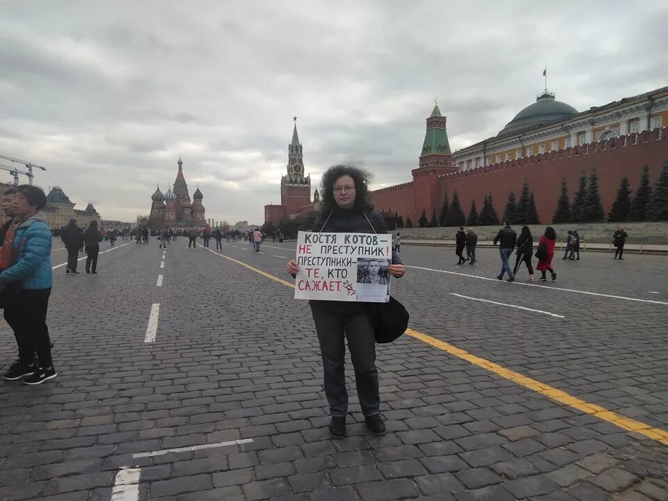 На красной площади человек с плакатом. Красная площадь плакат. Овсянникова с плакатом на красной площади. Дебилы на красной площади. Почему нельзя на красной площади