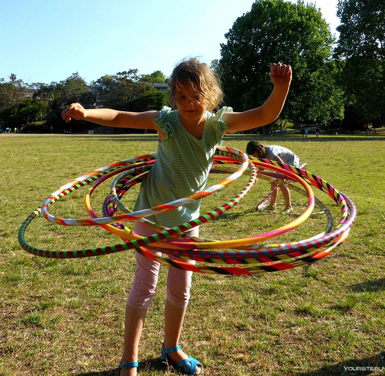 Hula Hoop. Хулахуп для детей. Конкурс с обручем для детей. Человек с обручем. Ловля обруча