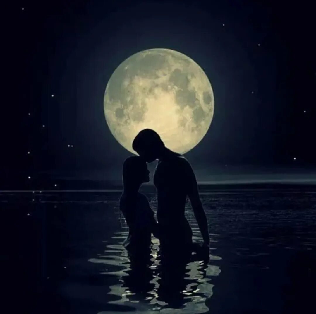 Она смотрела на луну. Парень и девушка под луной. Луна и влюбленные. Парень и девушка на Луне. Пара ночью.