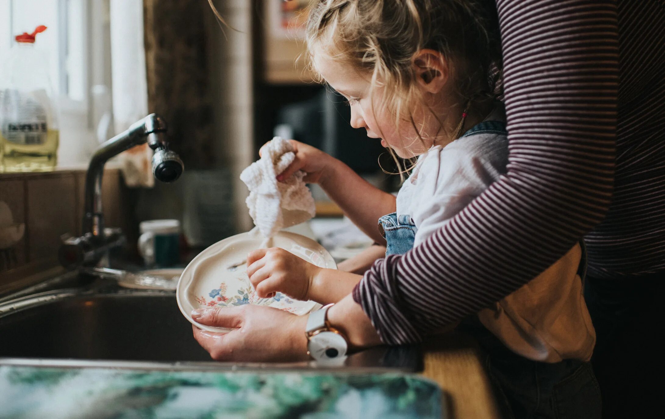 Ребенок отказывается есть. Clean up the dishes. Ребенок посильно. A Family washing dishes. The dishes now