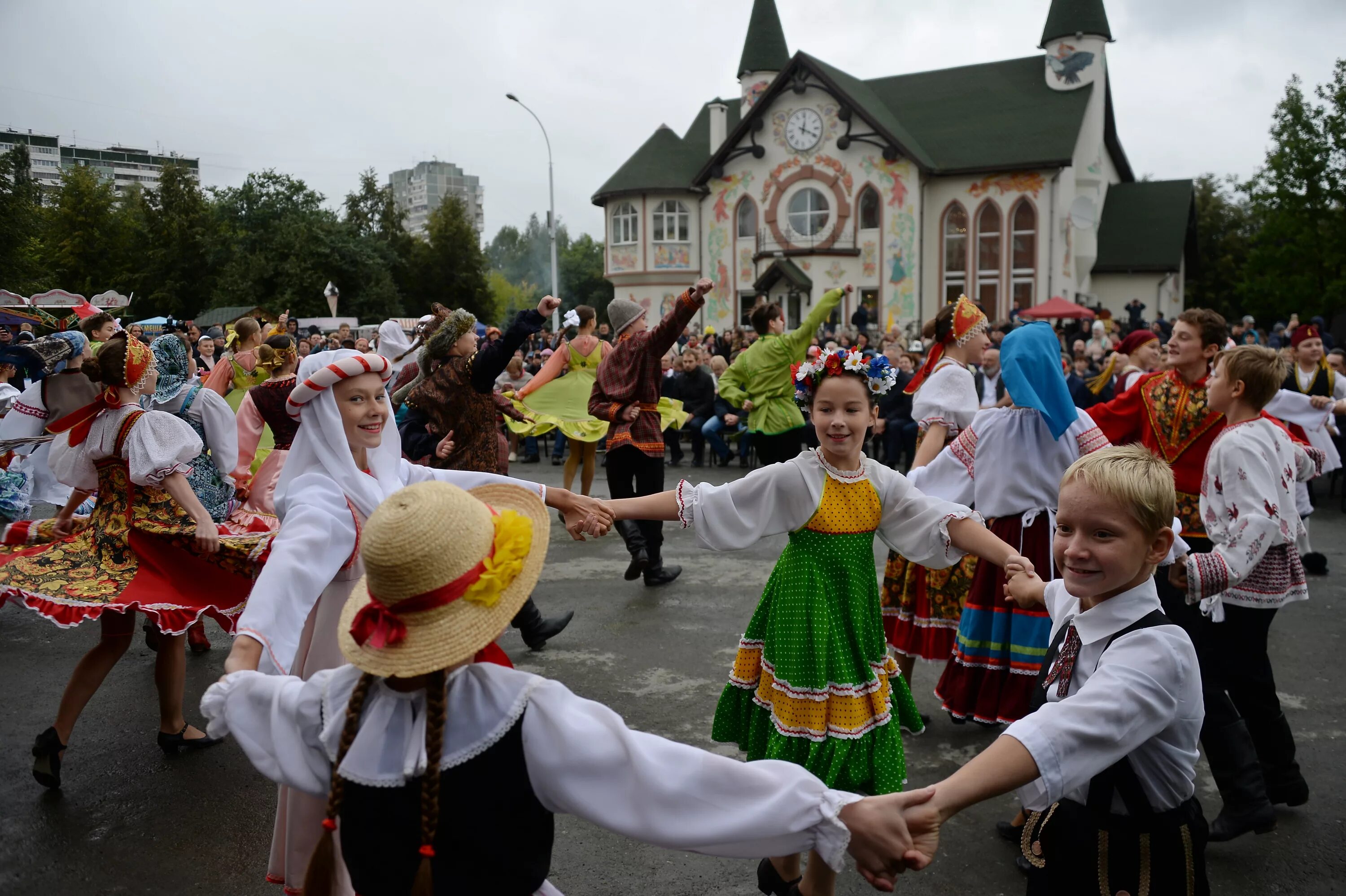 Когда будет день народа. Народы среднего Урала. День народов среднего Урала. Традиции народов среднего Урала. Национальные праздники народов Урала.